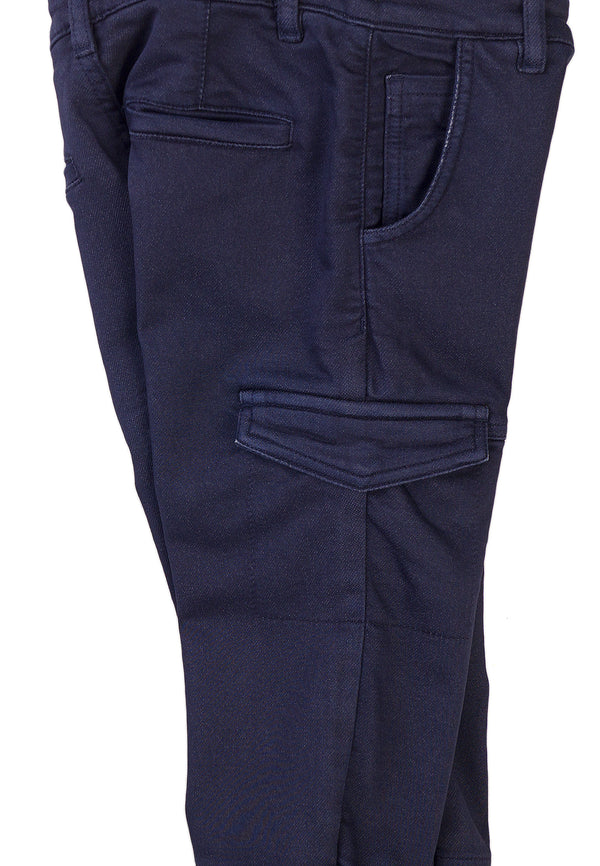 Pantalón tipo cargo con efecto punto en azul marino